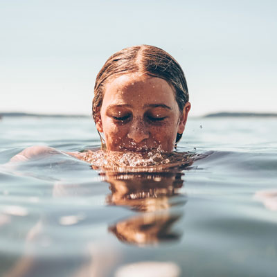Kvinna som badar - ICA Försäkring om säkerhet vid vatten